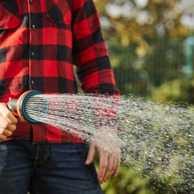 Workshop Bewässerung für den Garten: Mann hält Wasserbrause