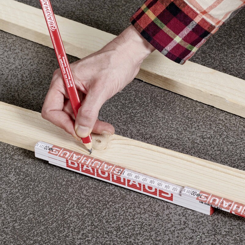 DIY Regentonnenverkleidung: Maße auf Latten übertragen