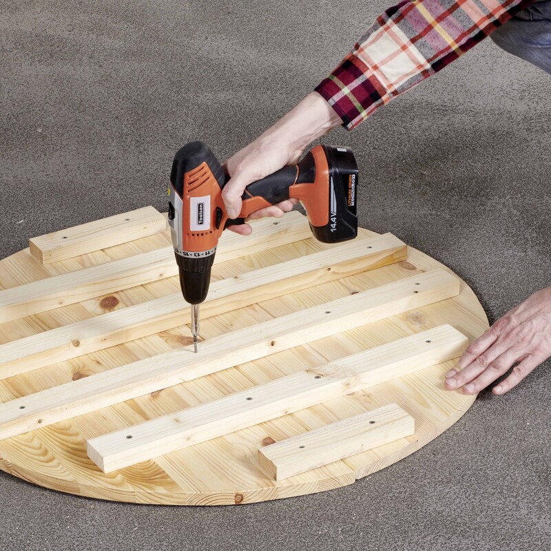 DIY Regentonnenverkleidung: Boden montieren