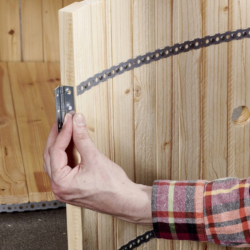DIY Regentonnenverkleidung: Scharniere anbringen