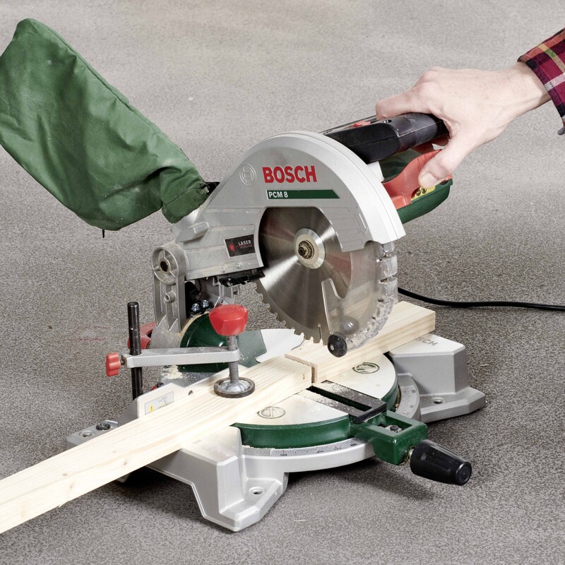 DIY Regentonnenverkleidung: Latten werden zugesägt