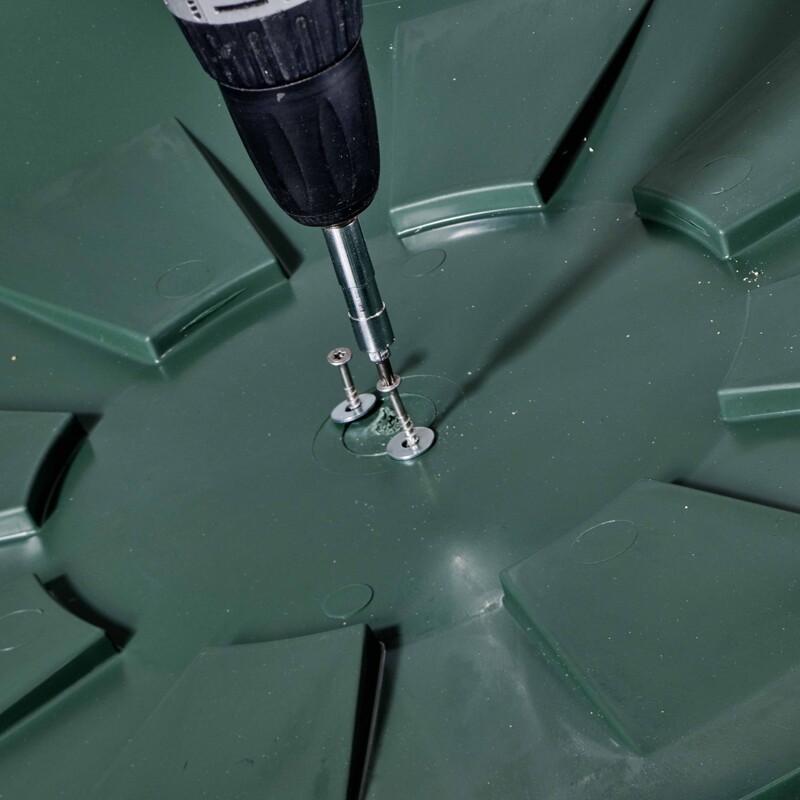 DIY Regentonnenverkleidung: Schrauben anbringen