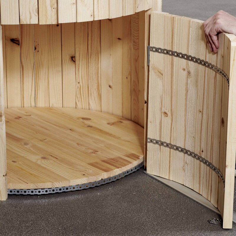 DIY Regentonnenverkleidung: Abstand zum Boden herstellen