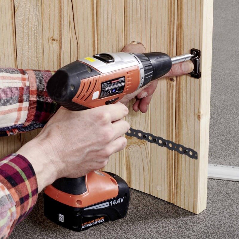 DIY Regentonnenverkleidung: Gegenstück an Türrückseite schrauben