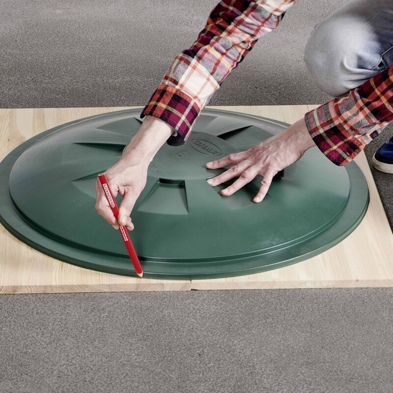 DIY Regentonnenverkleidung: Außenkontur auf Holz übertragen