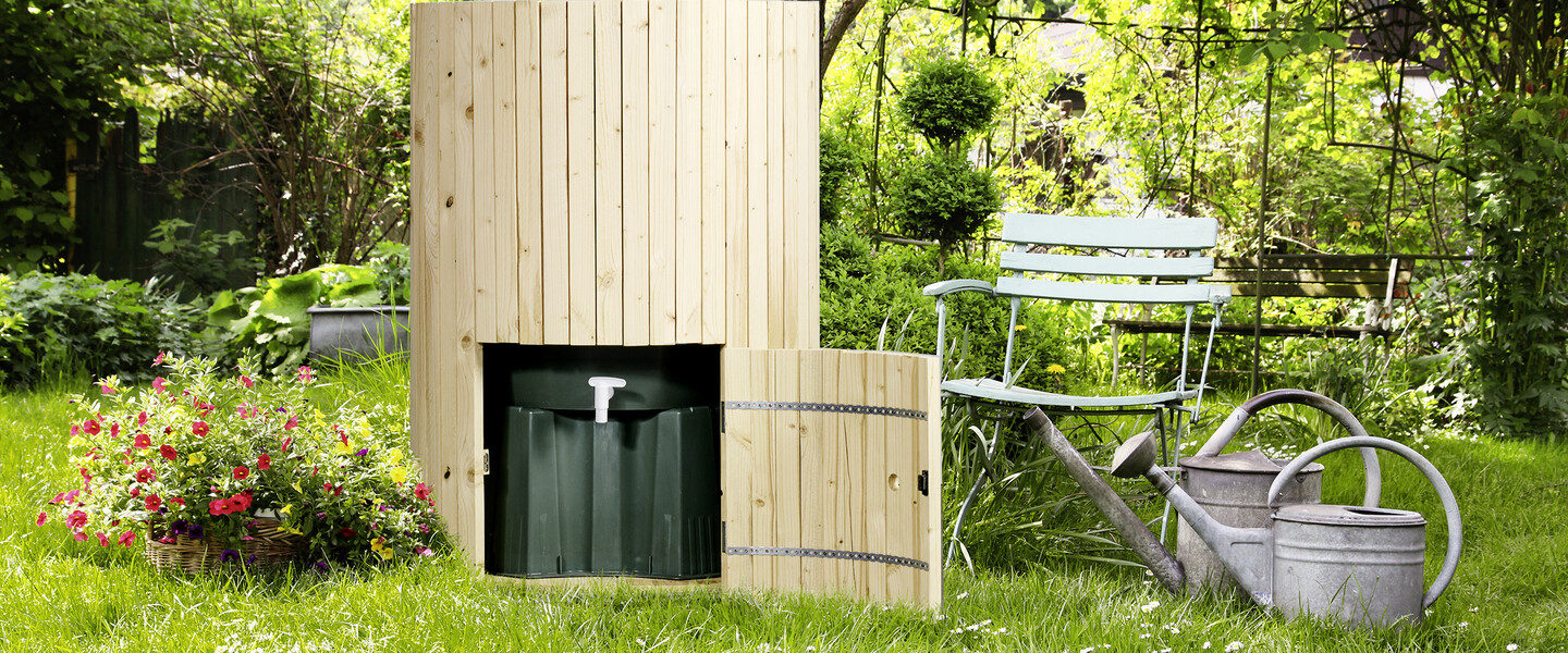 DIY Regentonnenverkleidung: Verkleidete Regentonne im Garten