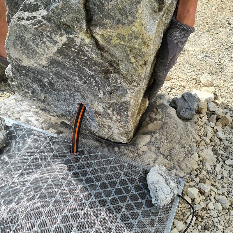 Quellstein mit durchgeführten Schlauch platzieren