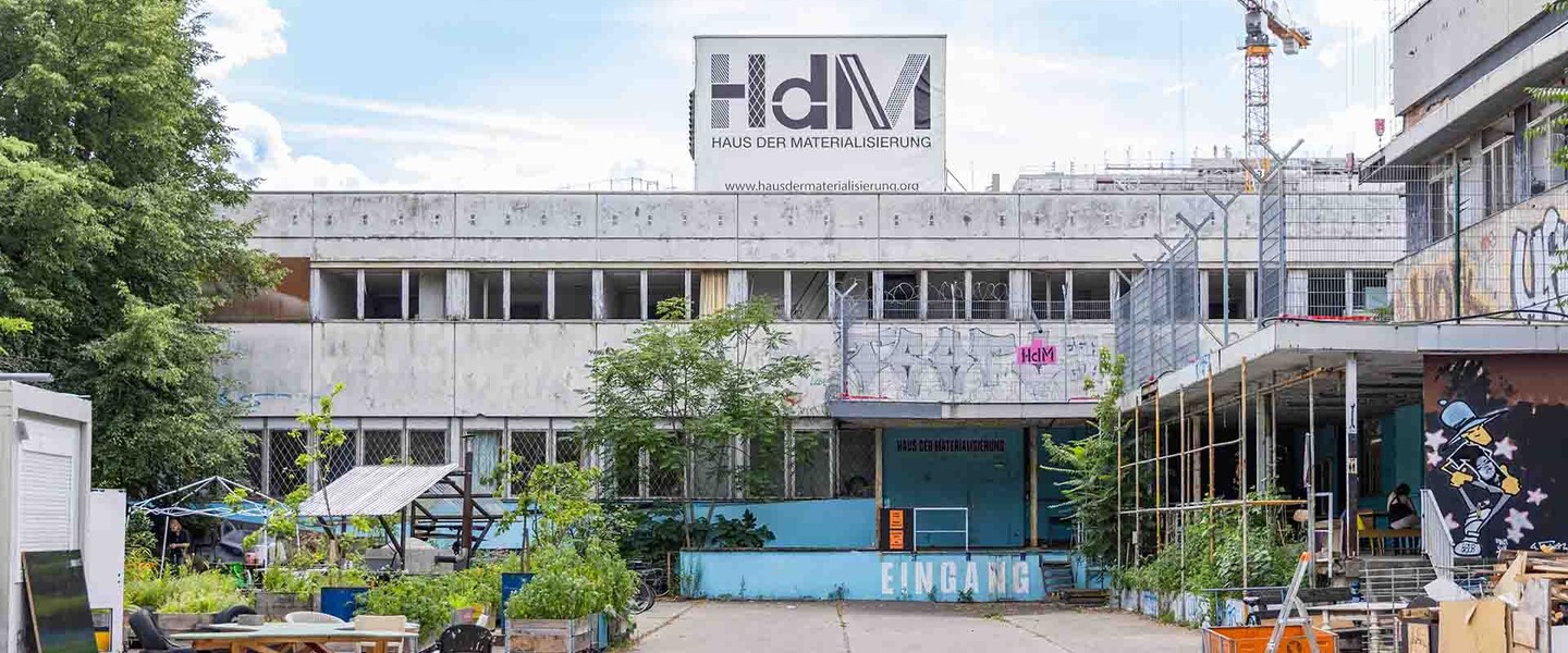 Graues Gebäude – Haus der Materialisierung – in Berlin
