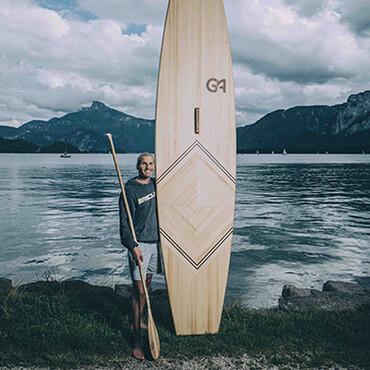 Gerald Aichriedler mit einem fertigen SUP-Board