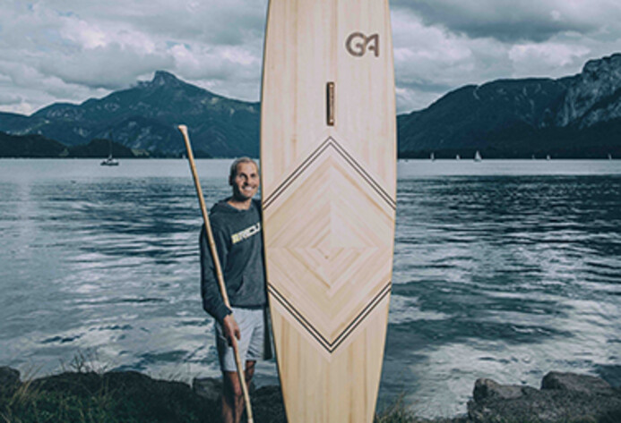 Gerald Aichriedler mit einem fertigen SUP-Board