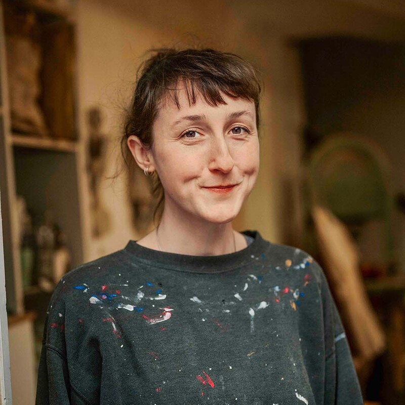Porträt einer Frau mit Farbflecken-Pulli