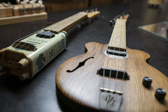 Zwei Holzinstrumente aus der „Ki“-Serie