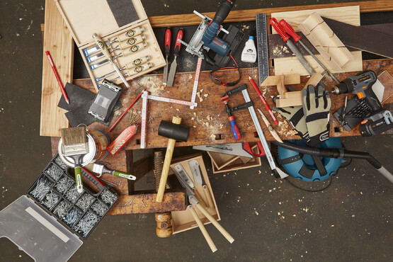 Eine Übersicht an Werkzeugen, die für das Arbeiten mit Holz wichtig sind
