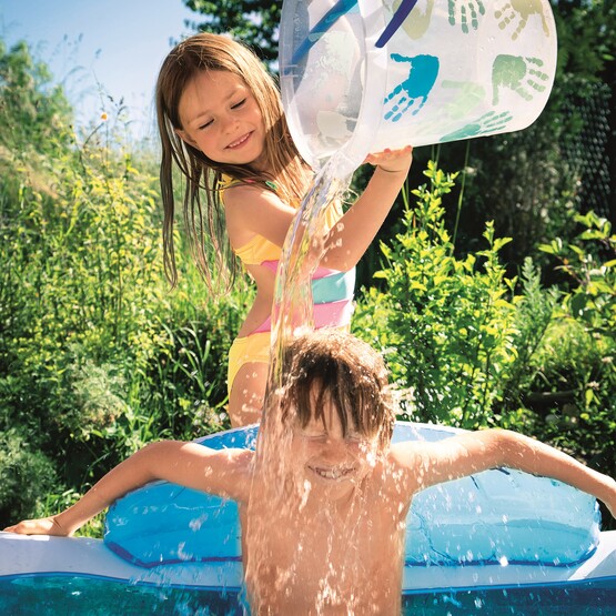 Kinder im Pool