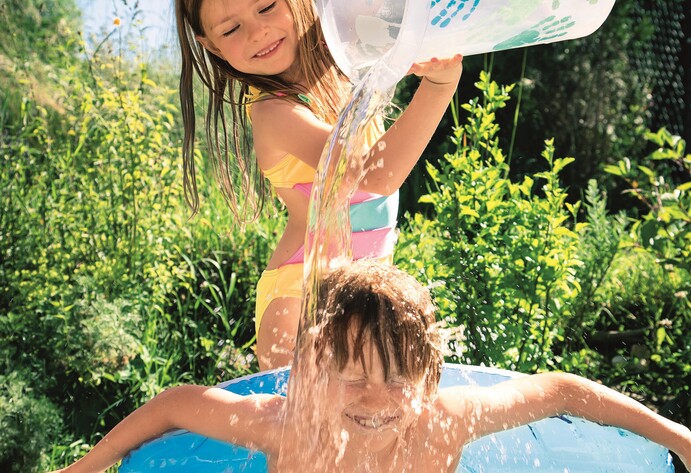 Kinder im Pool