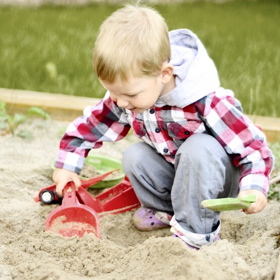 Junge im Sandkasten