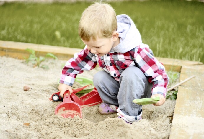 Junge im Sandkasten