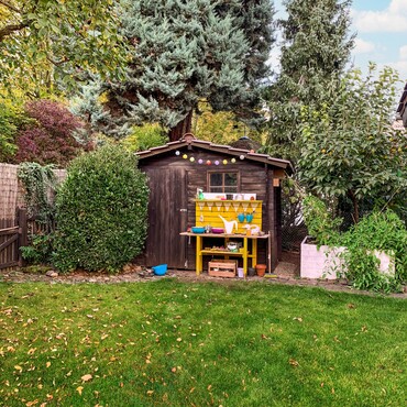 Matschküche vor dem Gartenhäuschen