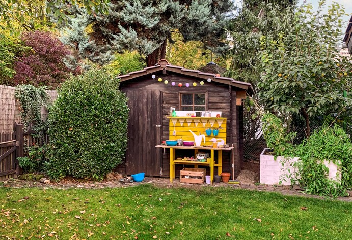 Matschküche vor dem Gartenhäuschen