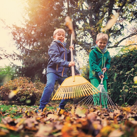 Kinder helfen im Garten