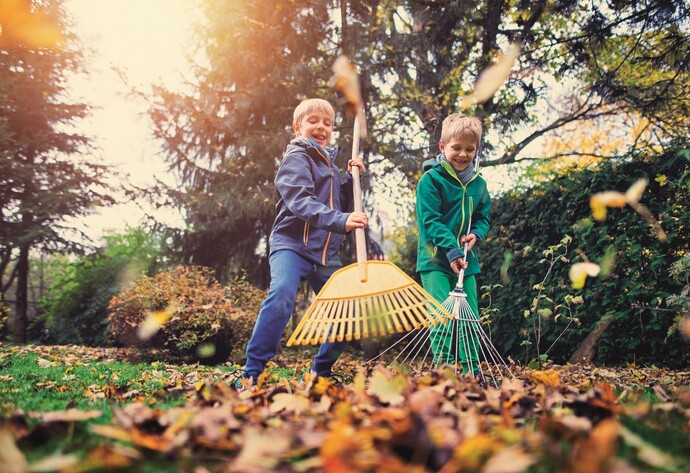 Kinder helfen im Garten