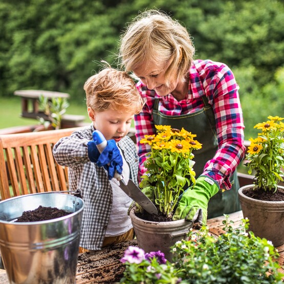 Oma und Enkel im Garten