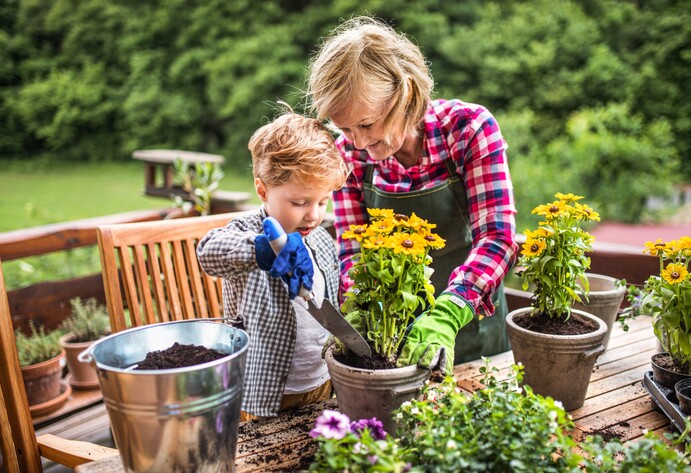 Oma und Enkel im Garten