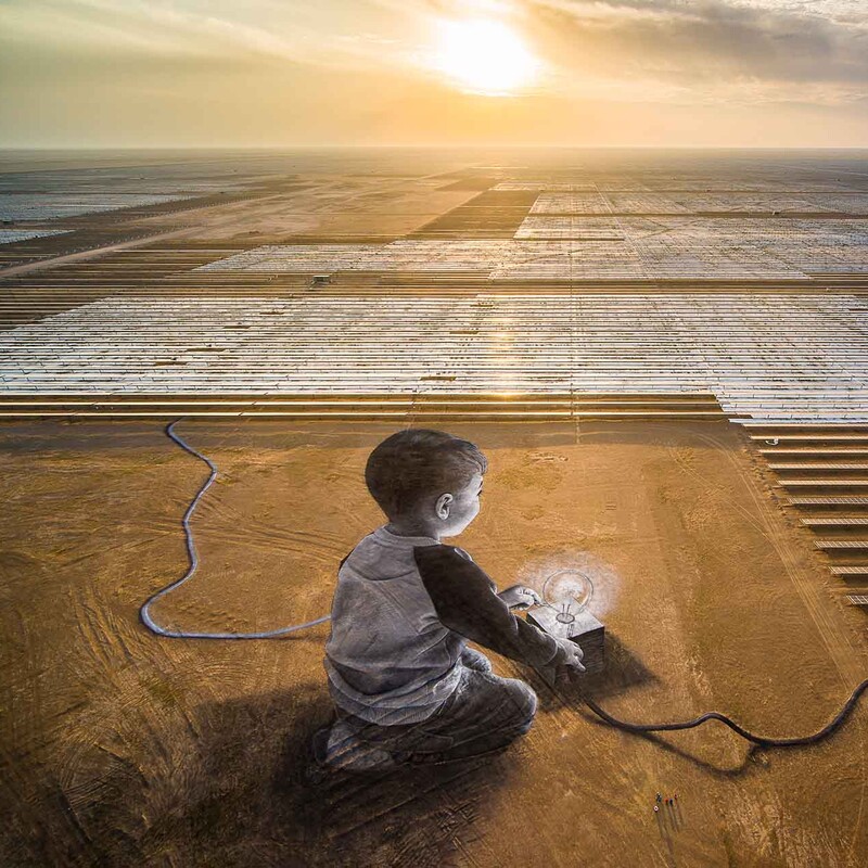 Auf den Boden gemaltes Bild eines Kindes, das neben einem Solarfeld und vor einer Glühbirne sitzt