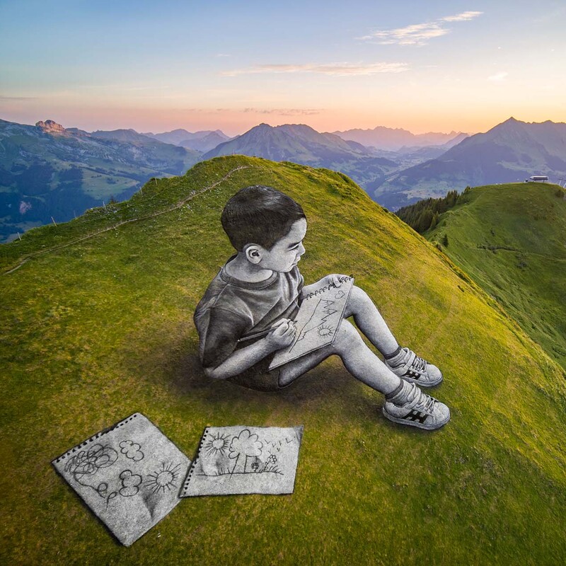 Gezeichnetes Kind in Übergröße sitzt auf Wiese in den Bergen und malt