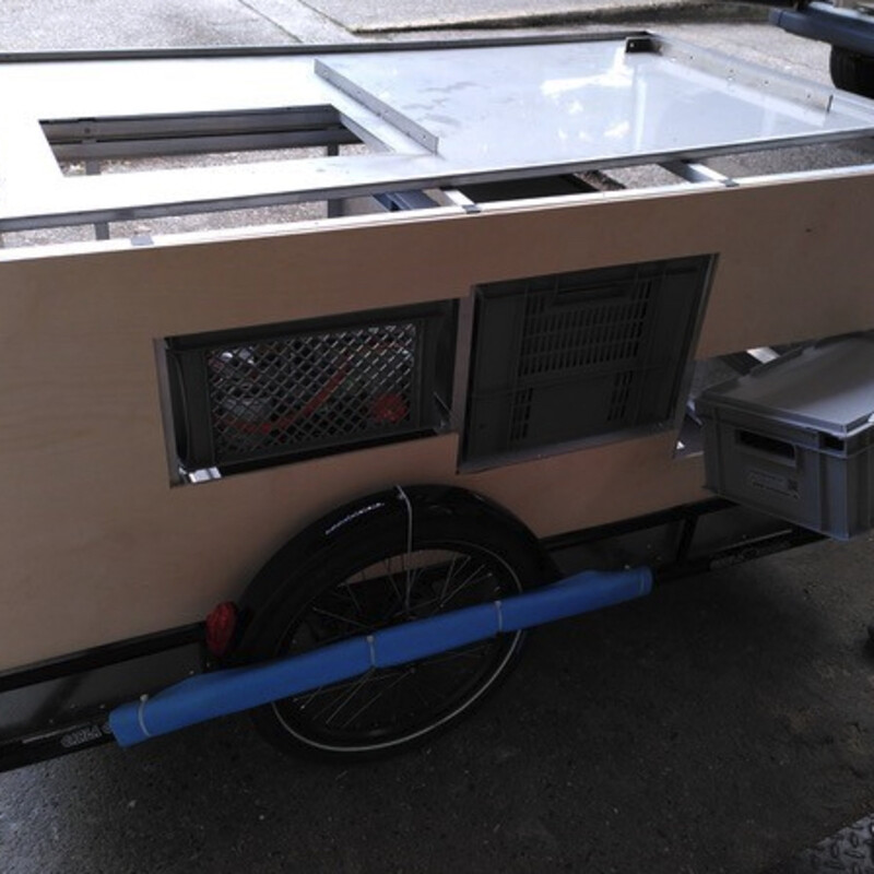 Mobile Küche aus Fahrradanhänger mit Holzverkleidung