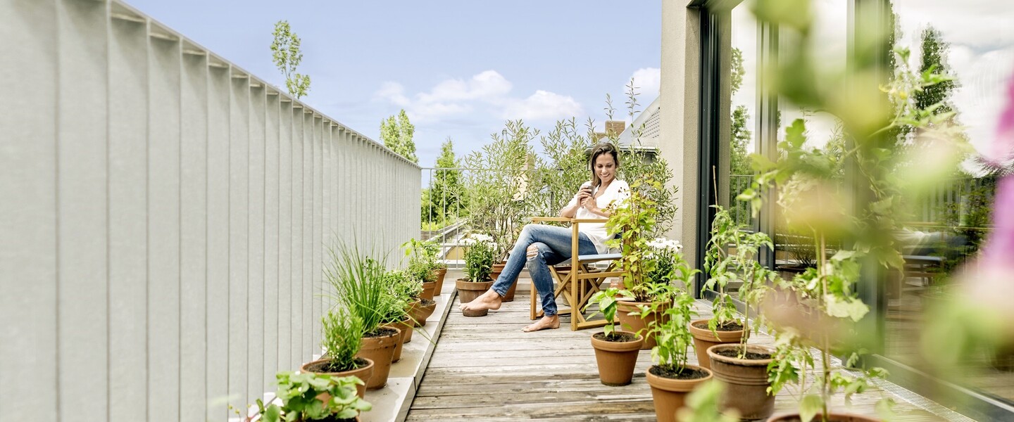 Frau auf Balkon