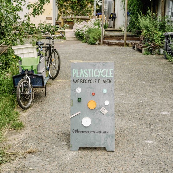 „Plasticycle“-Schild auf dem PLATZprojekt-Gelände