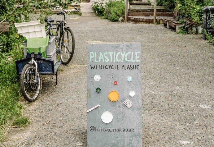 „Plasticycle“-Schild auf dem PLATZprojekt-Gelände