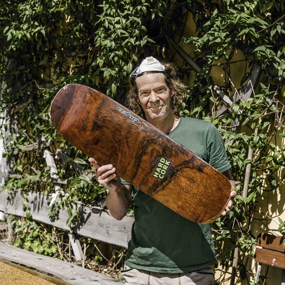 Rouven Brauers mit Skateboard aus Korkeichenrinde