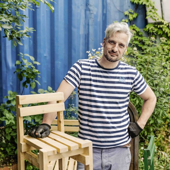 Simon Kux mit gebautem Stuhl
