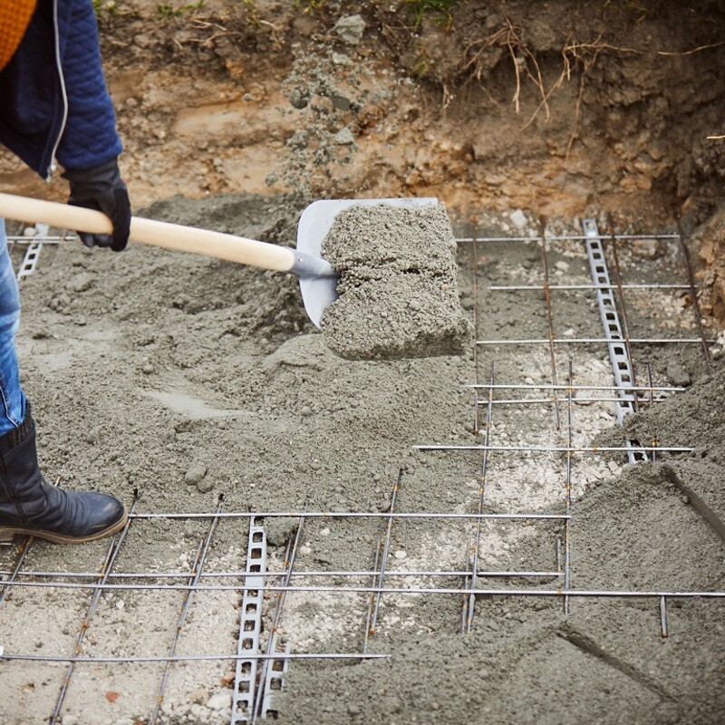 Der Beton für das Pool-Fundament wird eingebracht.