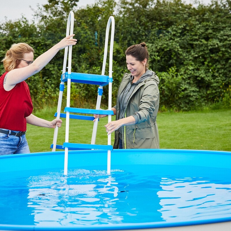 Katharina und Susanne stellen die Poolleiter auf.