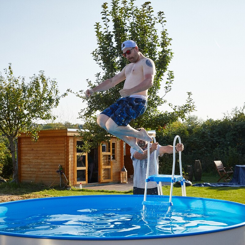 Sprung von der Leiter in den fertigen Stahlwandpool.