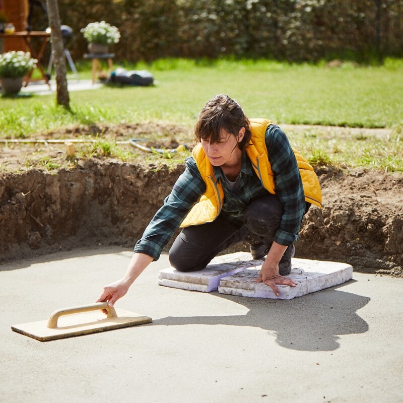 Der Betonboden für den Stahlwandpool wird glatt gezogen