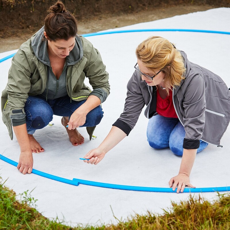 Susanne und Katharina zeichnen die Grundfläche des Stahlwandpools.