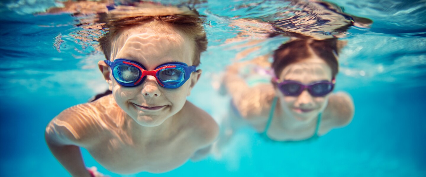 Kinder tauchen im Pool