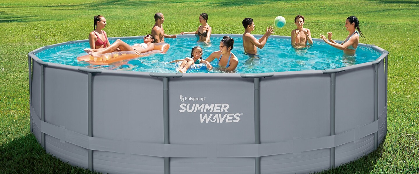 Gruppe junger Leute badet in Framepool
