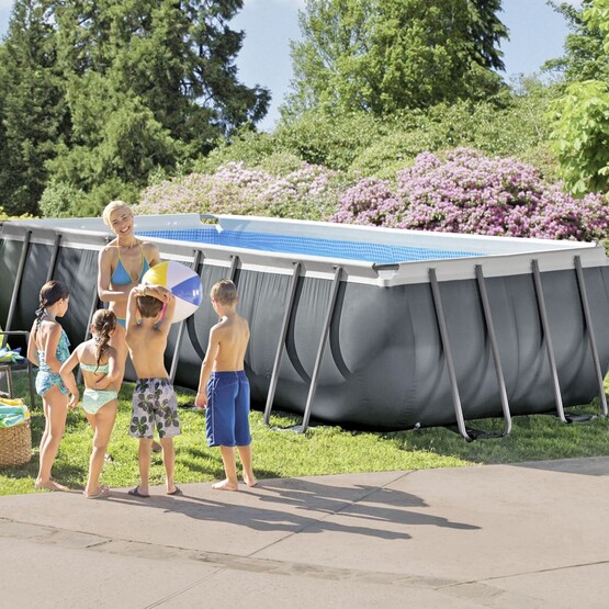 Kinder und Frau neben dem Pool