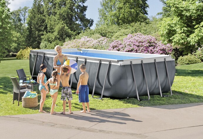 Kinder und Frau neben dem Pool