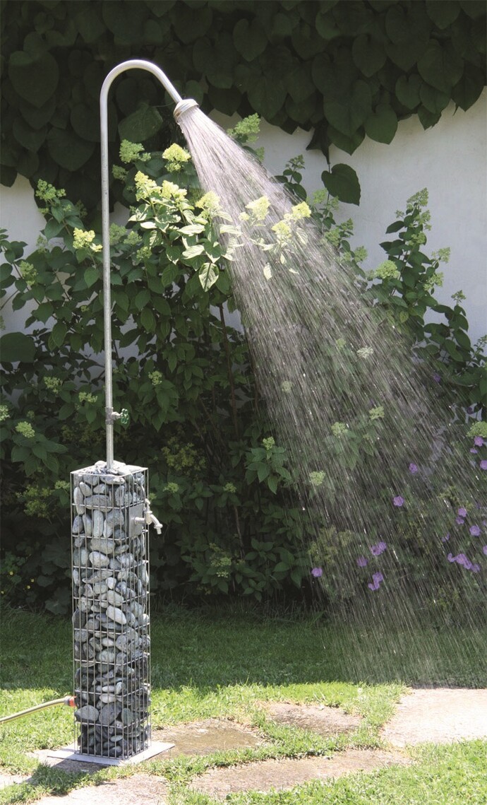 Gartendusche mit Gabionen