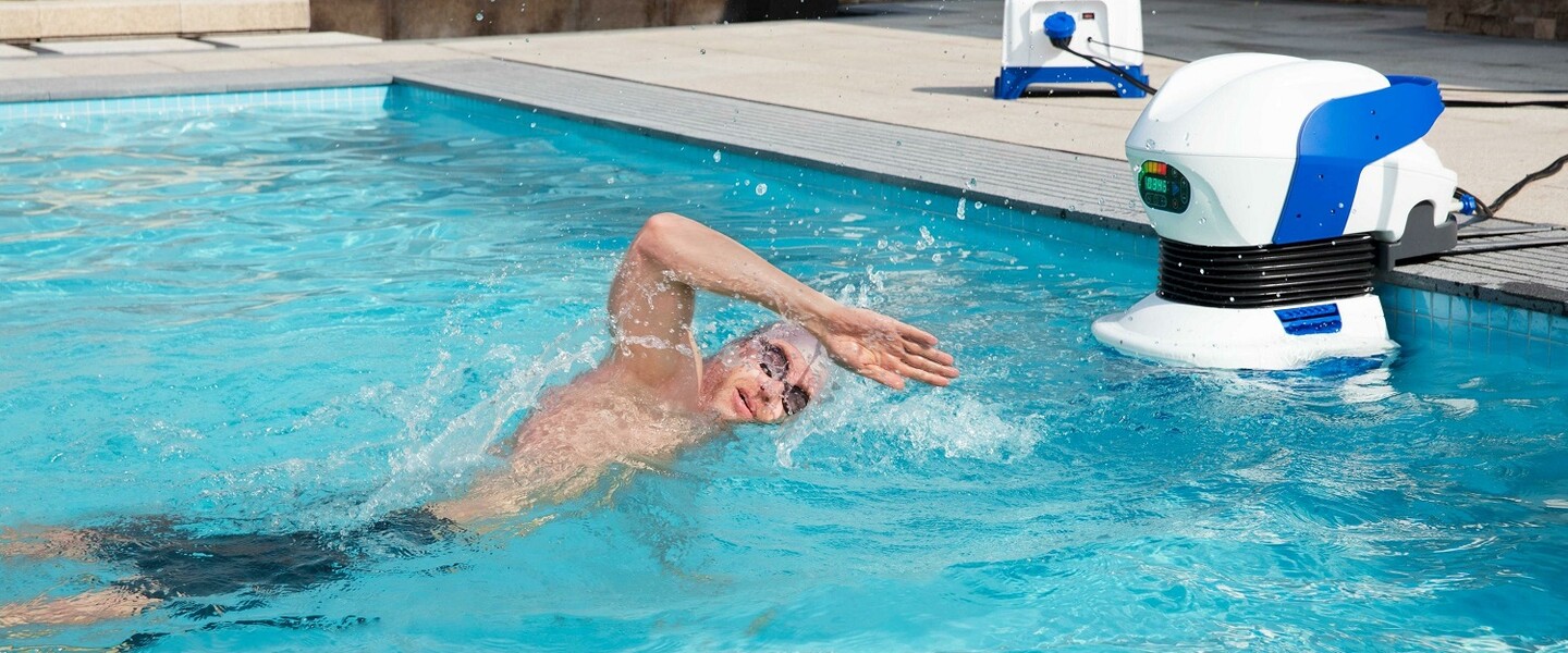 Mann schwimmt in Pool mit Gegenstromanlage