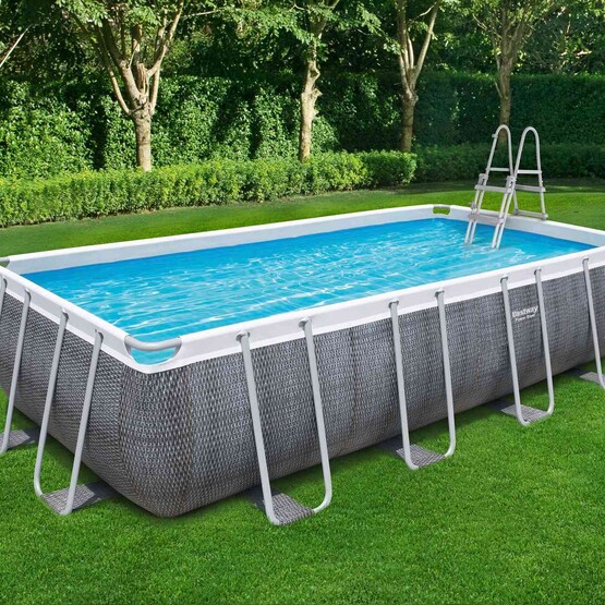 Framepool im Garten