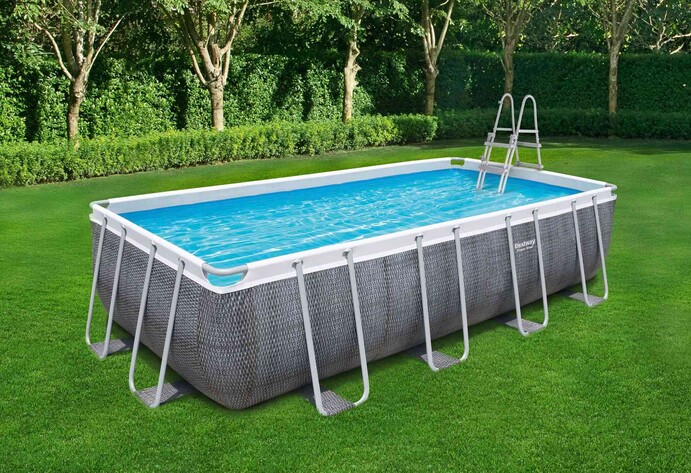Framepool im Garten