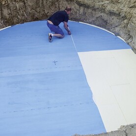 Vinylplatten werden für den Pool ausgelegt
