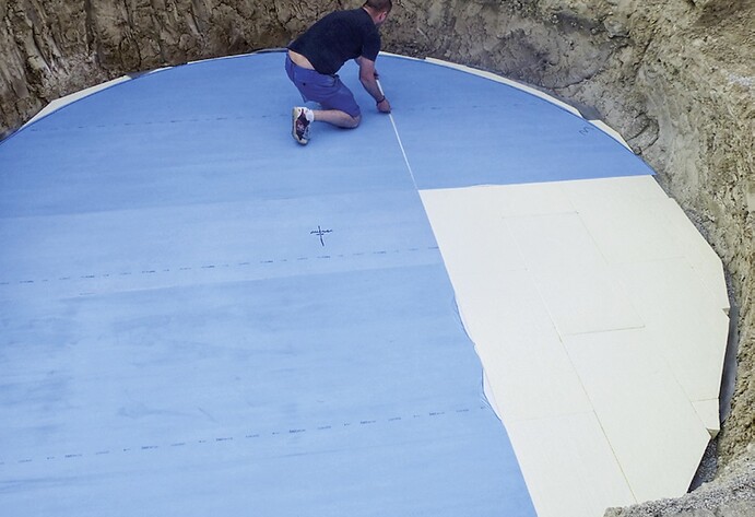Vinylplatten werden für den Pool ausgelegt